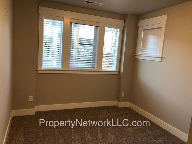 Building Photo - Outstanding Townhouse in Sandy Oregon