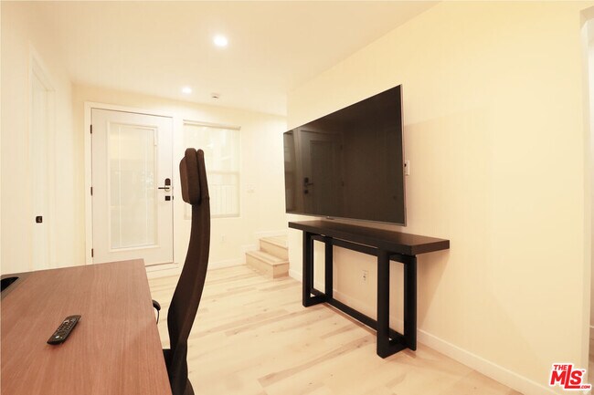 Building Photo - 9042 Phyllis Ave