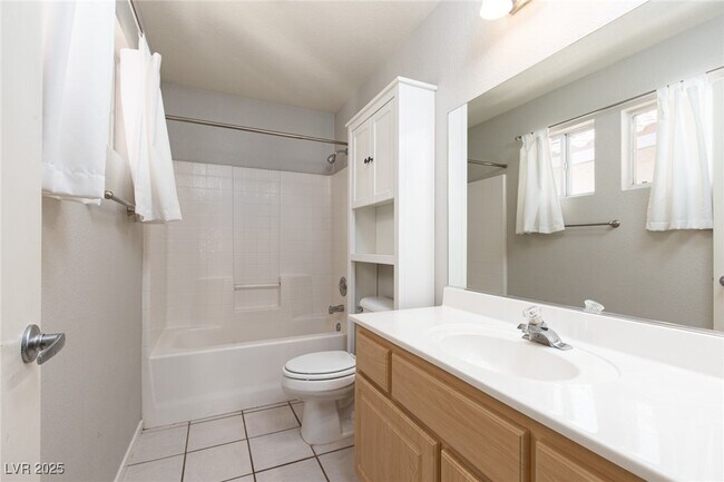 Building Photo - 533 Trocadero St