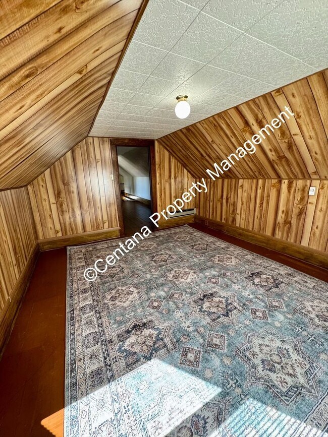 Building Photo - Huge 3 bedroom house with 2 bonus rooms an...