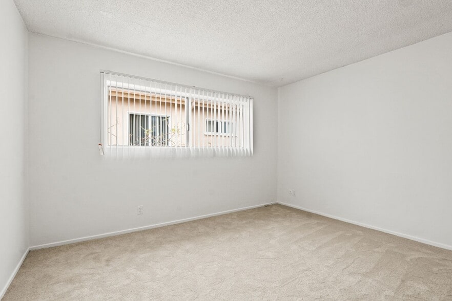 Building Photo - 3735 Mentone Ave