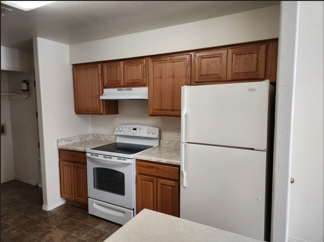 Building Photo - Rare Ground Level Unit - 2 Bed / 1 Bath w/private yard