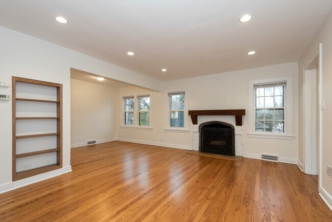 Building Photo - 618 1/2 Sheridan Rd