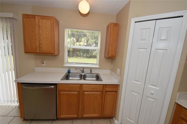Building Photo - 27 Riverdale Ln