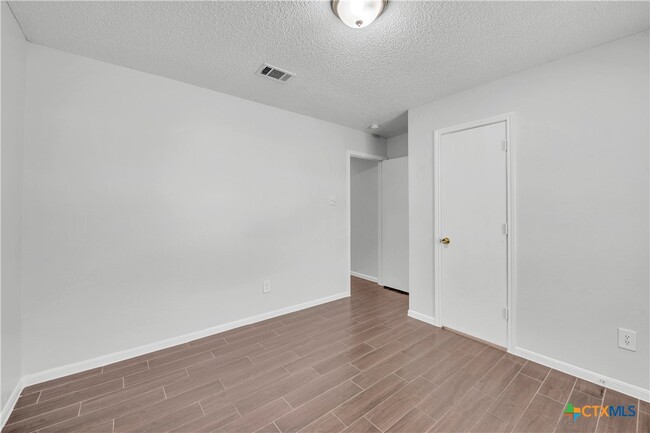 Building Photo - 4300 Beach Ball Dr