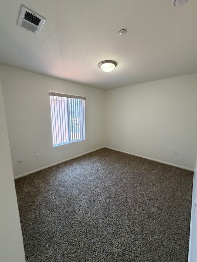 Building Photo - 547 Hart Dr