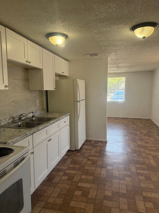 Building Photo - 3 bedroom 2 bath duplex