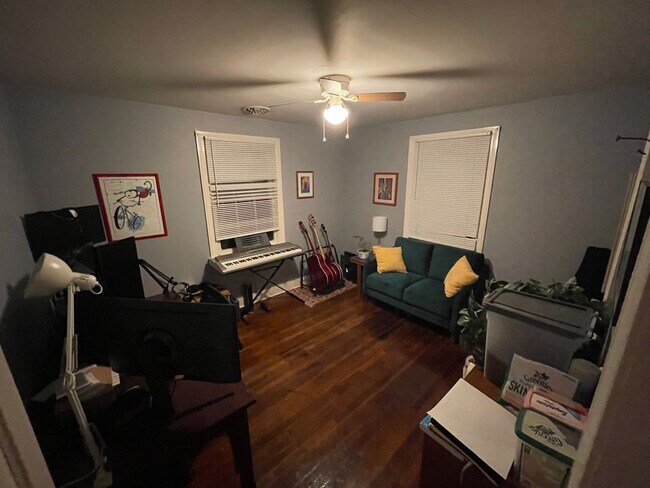 Building Photo - 2 bed house w Laundry, All electric, central HVAC, fenced yard, hardwoods