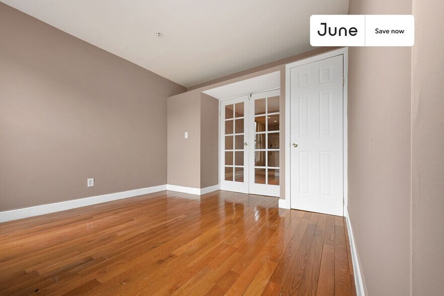 Building Photo - 715 E 5th St