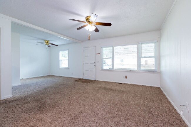 Building Photo - 2 Bed / 1 Bath in Tulsa! Ready Mid June!