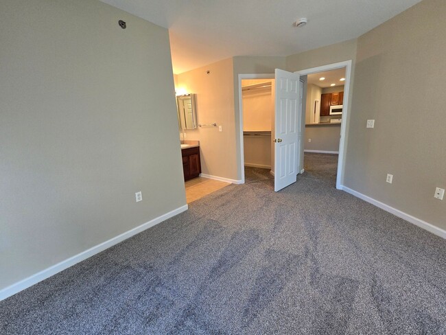 Building Photo - Fresh 2 bedroom, 2 bathroom condo located ...