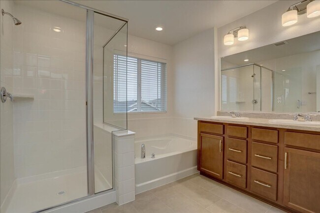 Building Photo - Available for move-in on 05/15/26- 3bed/2.5bath in Aurora!