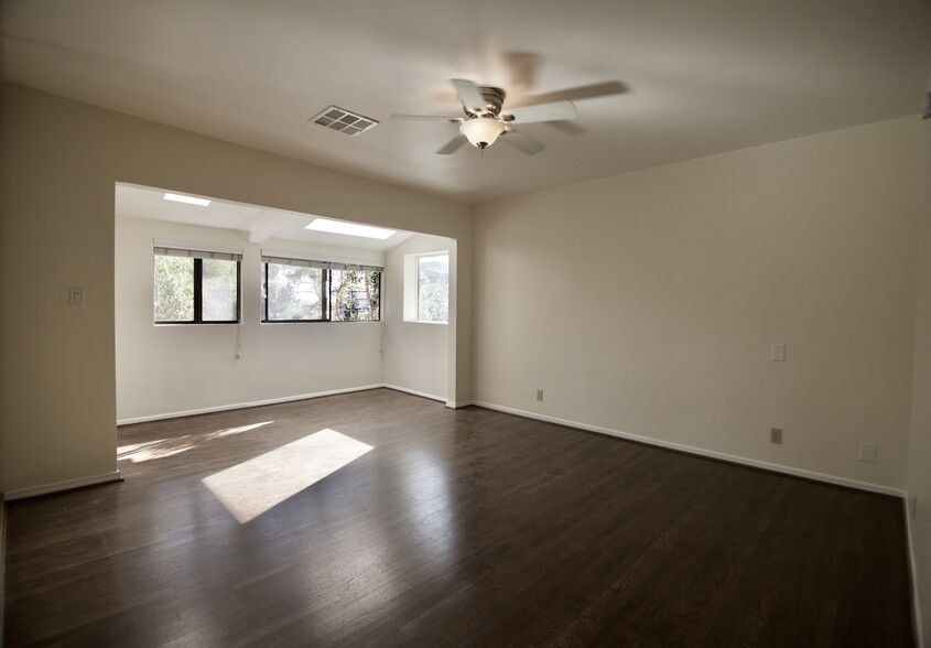 Master Bedroom - 366 S Barrington Ave