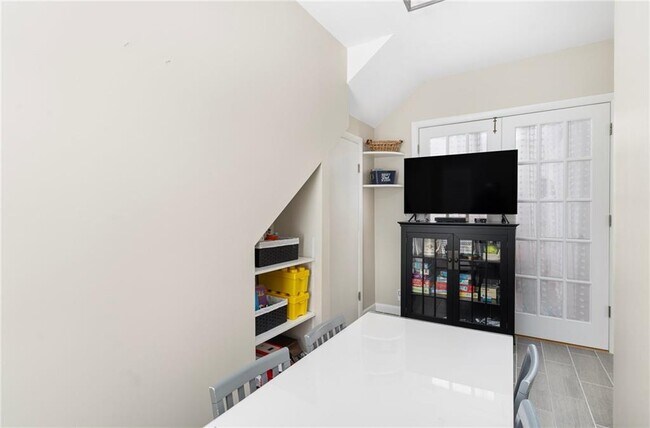 Building Photo - 845 Main St