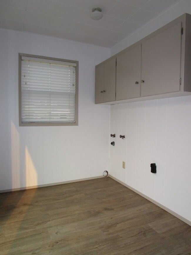 Building Photo - 801 Jameson St