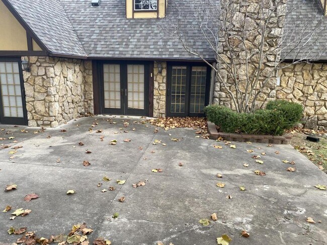 Building Photo - 6932 S Knoxville Ave