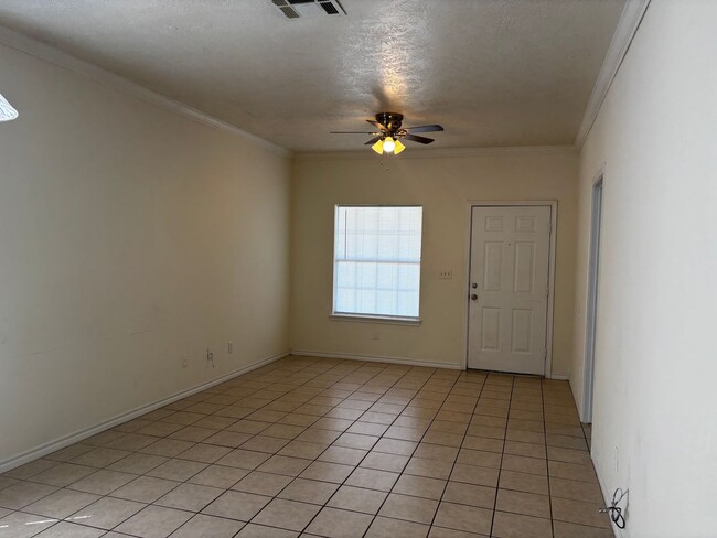 Building Photo - 2 bedroom 2 bath