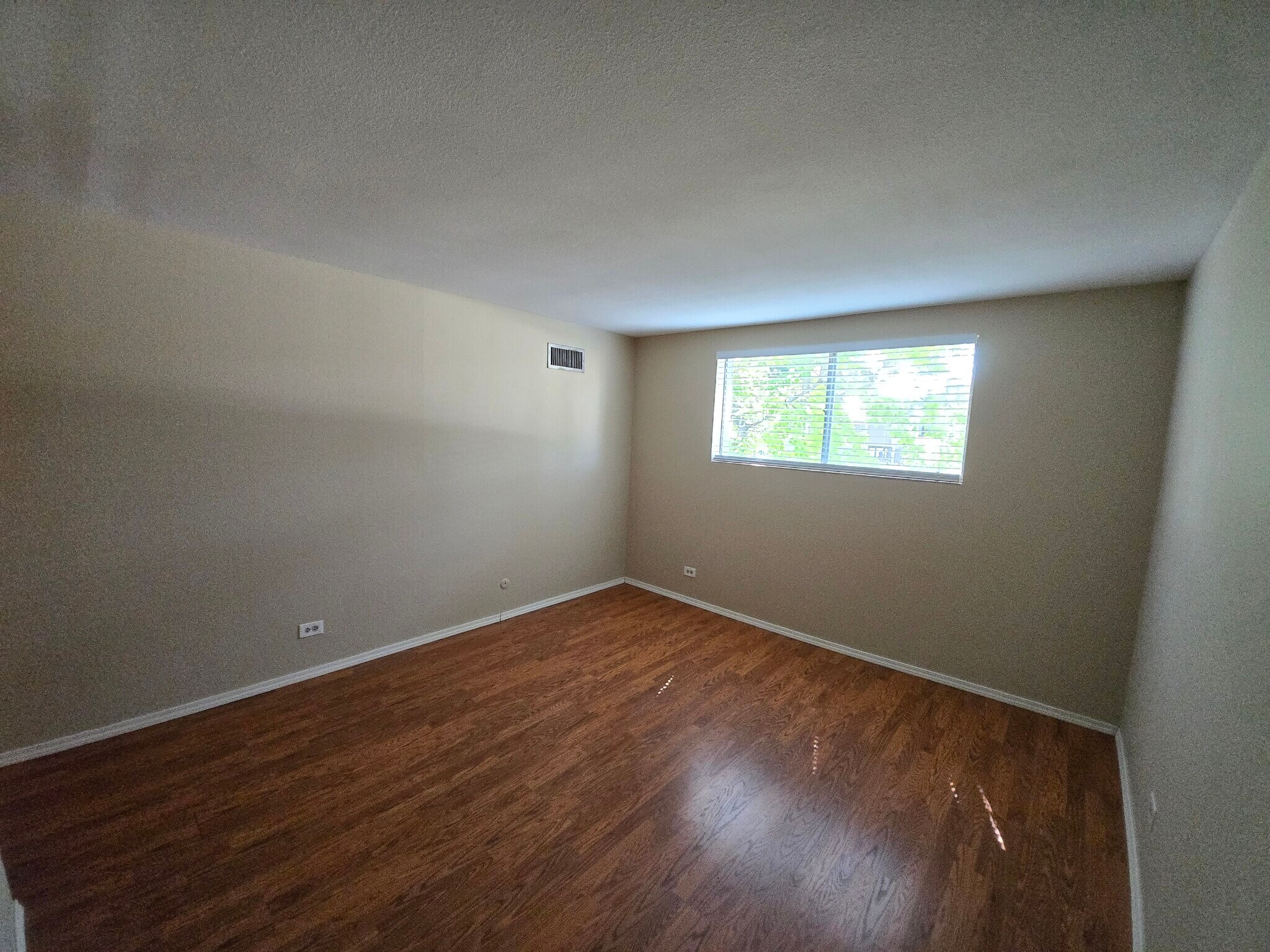 Building Photo - 2325 S Linden Ct