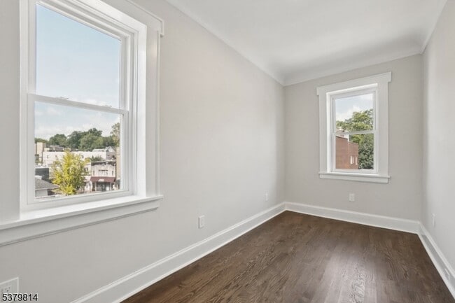 Building Photo - 166 Maplewood Ave