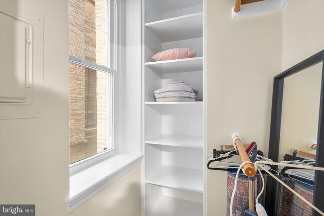 Building Photo - 410 11th St NE