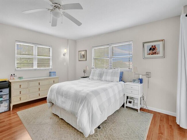 Building Photo - 2208 S Cypress Bend Dr