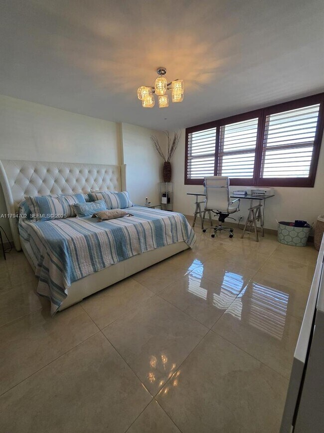 Building Photo - 9225 Collins Ave