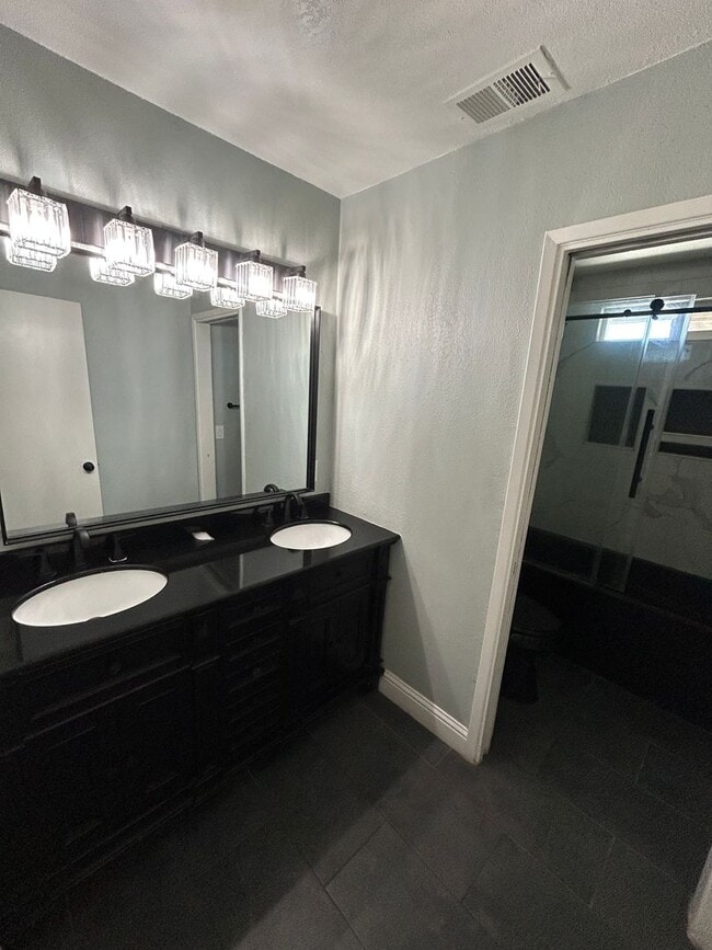 Building Photo - Don't miss out in North Hanford! 3 bedroom 2 bath with solar!