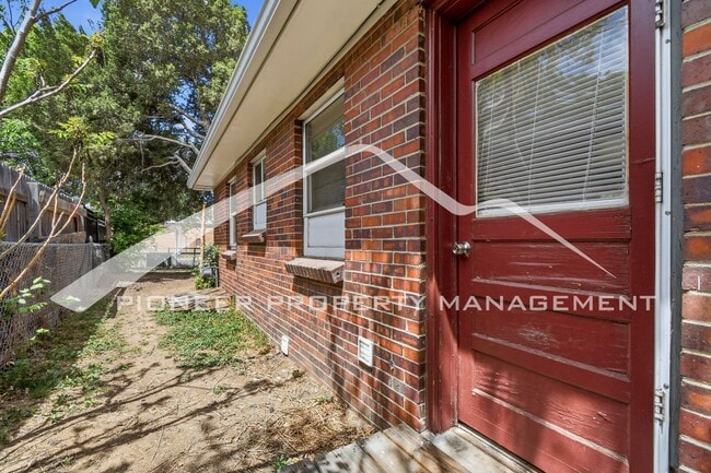 Building Photo - Charming Duplex with Washer/Dryer and Garage