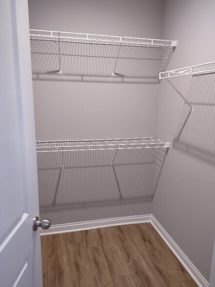 Building Photo - 227 E Oak St