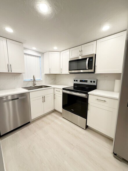 Building Photo - 3300 W Rolling Hills Cir