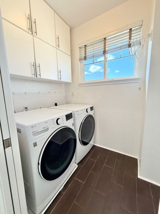 Building Photo - Beautiful 4-Bedroom, 3-Bath Former Model H...