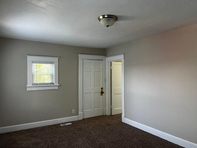 Building Photo - One Level House With Back Deck off Campbell Avenue
