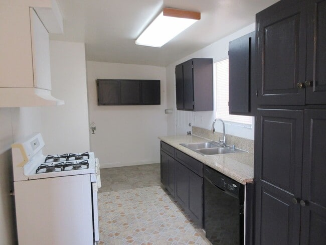 Building Photo - Gated 3 Bed/1 Bath With Big Backyard