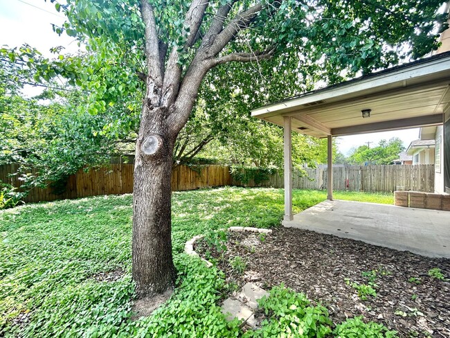 Building Photo - Charming 3/BR 2/BA One-Level Home with Fen...