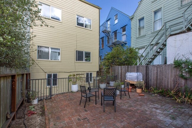 Building Photo - 1809 Oak St