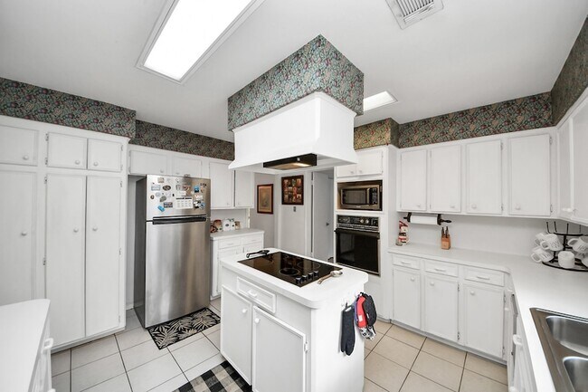 Building Photo - 17 Winged Foot Dr