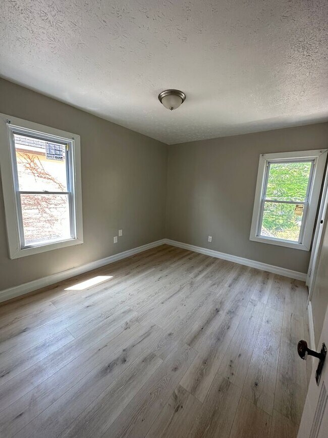 Building Photo - 1224 E 81st St