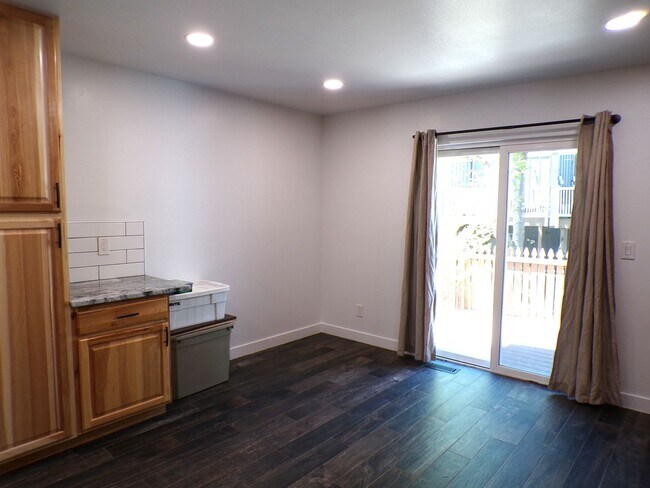 Building Photo - Updated 2 Bed 2.5 Bath Townhome!