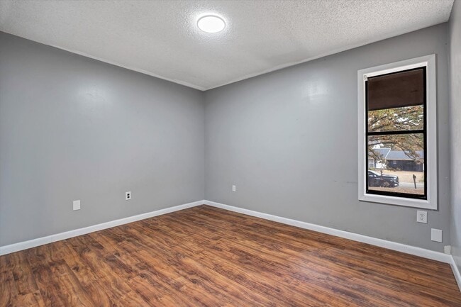 Building Photo - For Rent: Charming 3 Bed / 2 Bath Home with all the Cozy Vibes!