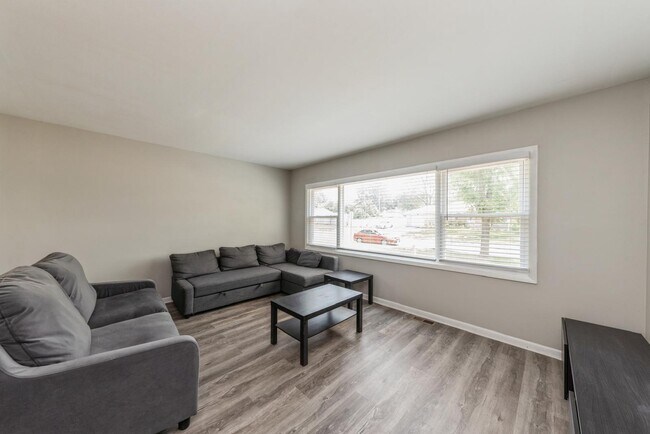 Building Photo - 856 E Capri Dr
