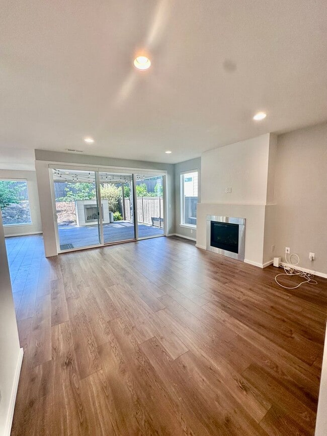 Building Photo - Luxury 4bed/2.5 bath home on Cul-de-sac! E...