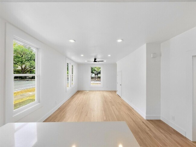 Building Photo - 4014 Avenue D