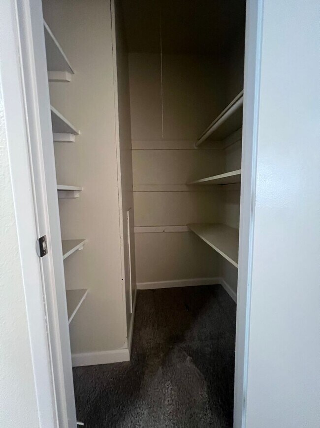 Building Photo - Classic Charm in an Irvington Flat!
