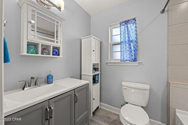 Building Photo - Recently Updated 4Bed/2Ba, Centrally Locat...