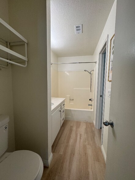 Building Photo - 672 Parkview Dr