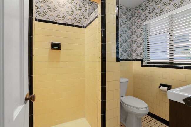 Building Photo - Renovated 3BR / 2BA Home for Rent on Gordonston Ave