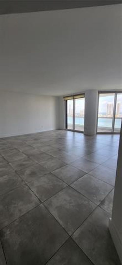 Building Photo - 2600 Island Blvd