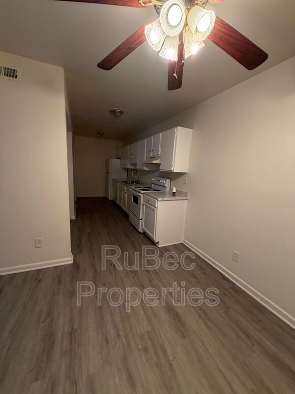 Building Photo - 702 Farmhurst Dr