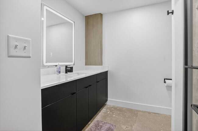 Building Photo - 100 W 5th St