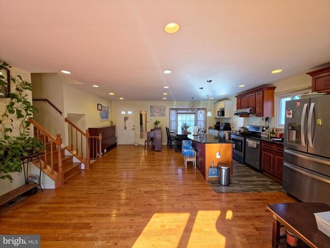 Building Photo - 200 Hardy Pl